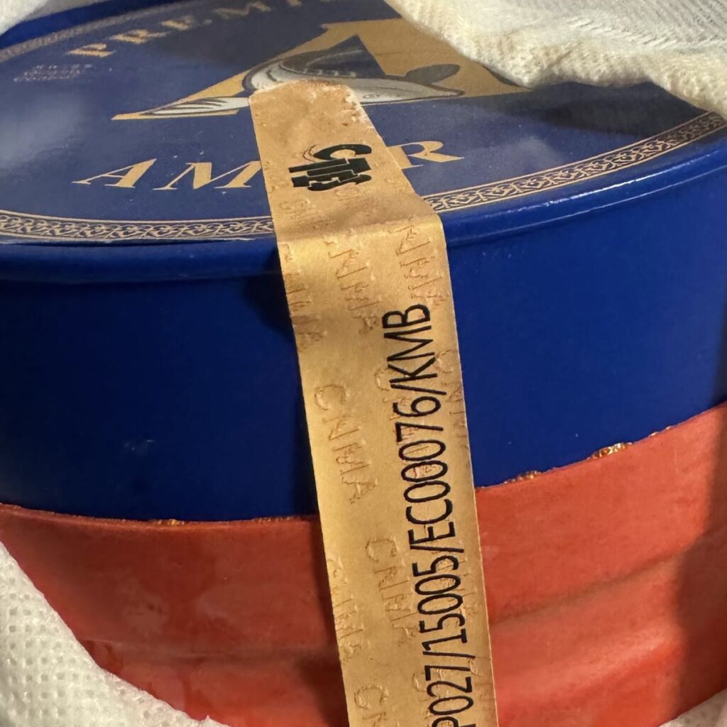 d97e7b60 b7e8 4857 8e72 58bd9a3cdd64 boite de caviar d'origine